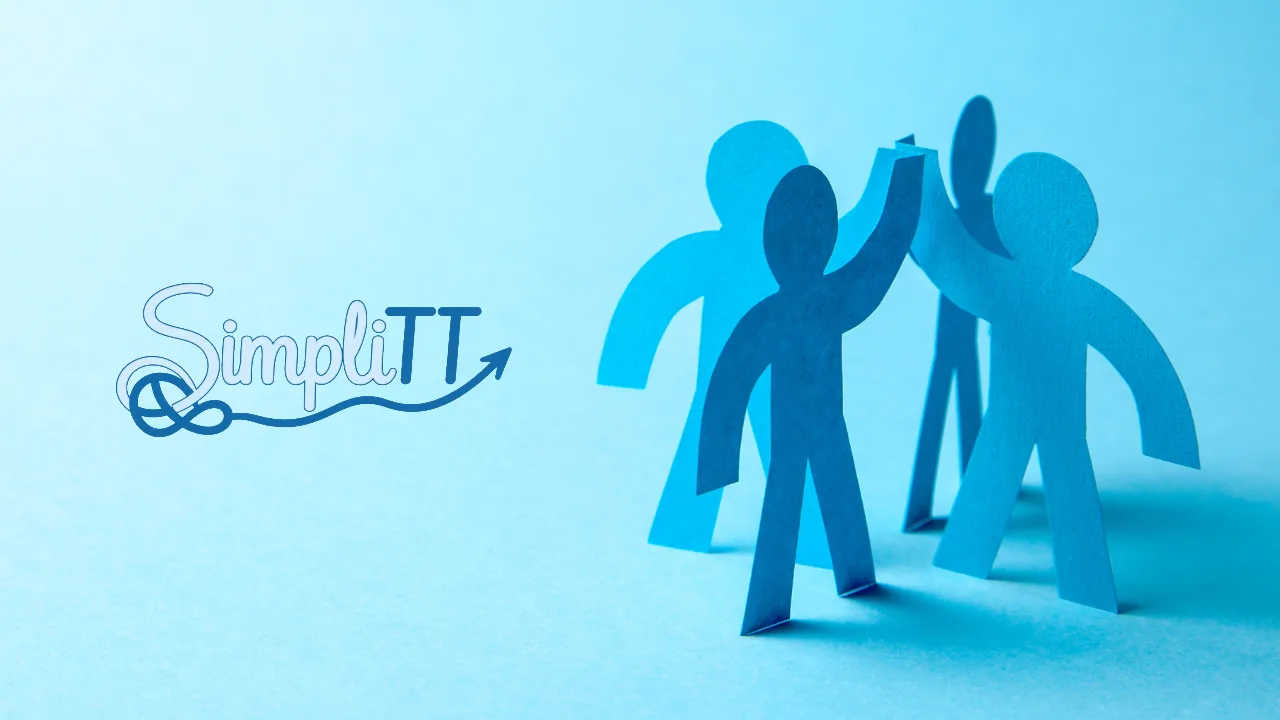 Figuras de papel azules chocando las manos como un equipo, junto al logotipo de Simplitt